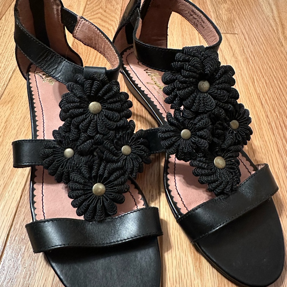 Miss Albright Anthropologie Black Flower Sandals, Size 8.5